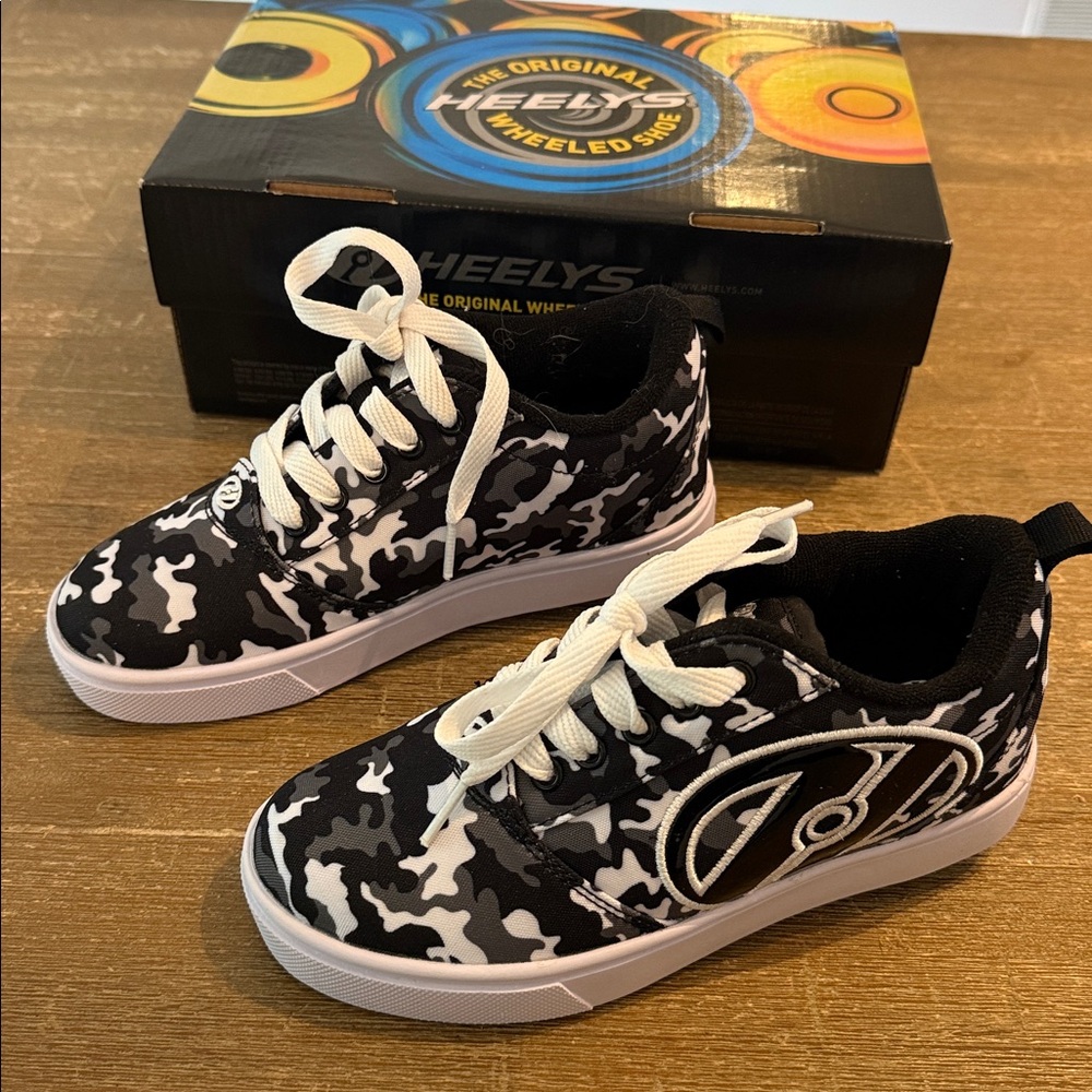 Heelys Boys size 2 Black White C Rock Shoes style #HES10637H